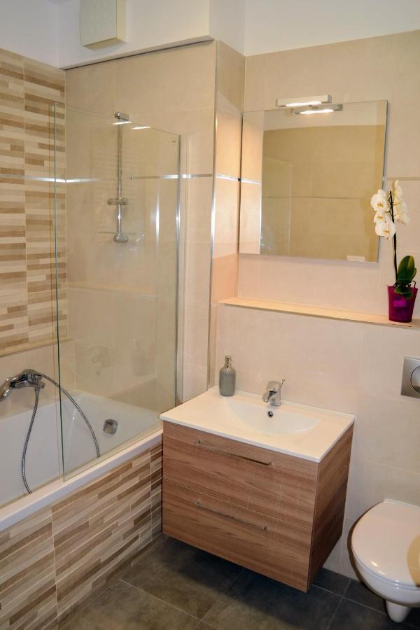 Riverside Apartman With Free Parking ジュール エクステリア 写真