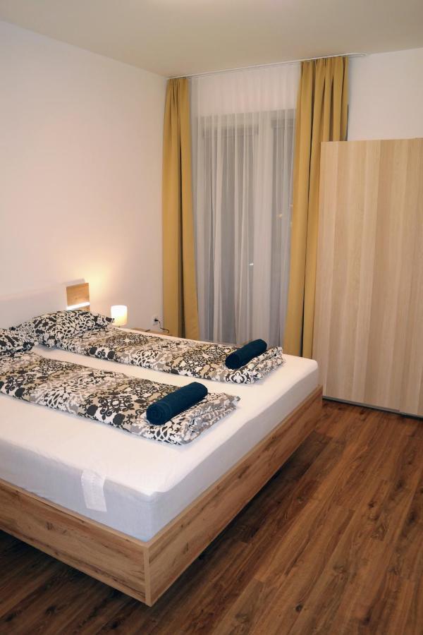 Riverside Apartman With Free Parking ジュール エクステリア 写真